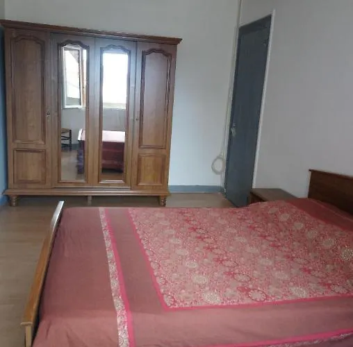 Hebergement Pour 2 Personnes,1 Chambres, Salon, Salle A Manger, Grand Garage Possibilite D\'Un Lit 1 Personne Supplementaire Pour 15 Euros